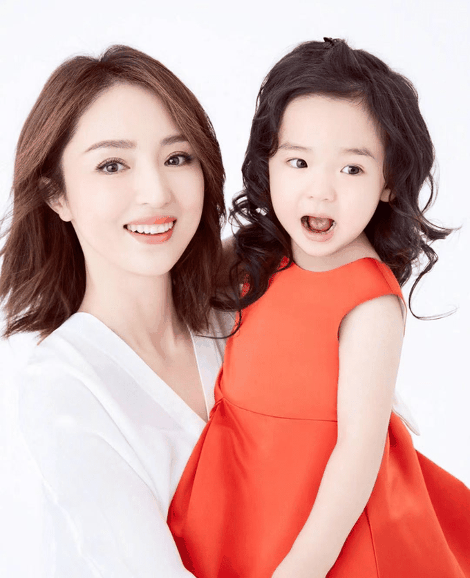 Sau khi ly hôn, Đổng Tuyền tập trung nuôi dạy con gái và tận hưởng niềm vui làm mẹ đơn thân (Ảnh: Sina).