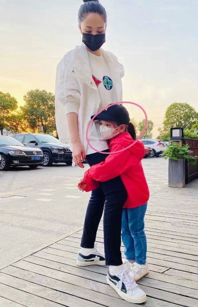 Đổng Tuyền bên con gái nhỏ, tình yêu và động lực sống lúc này của cô (Ảnh: Sohu).