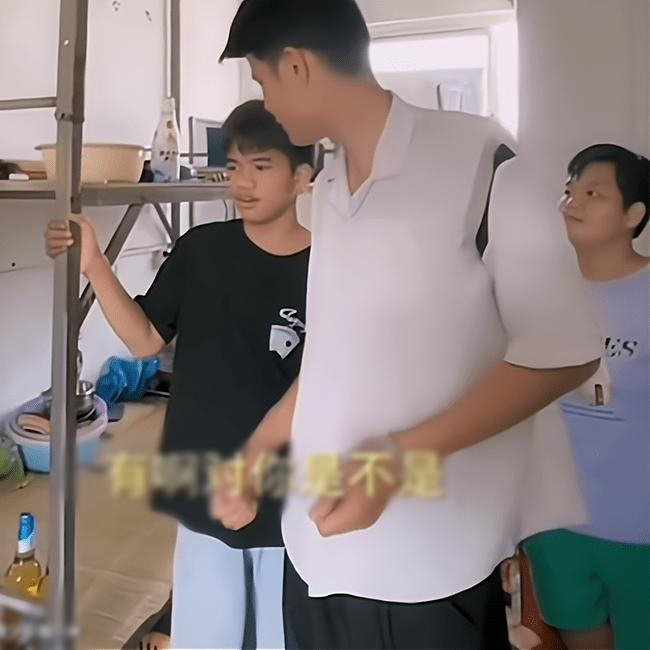 E qua lau, co gai gia trai len vao song o ky tuc nam-Hinh-3