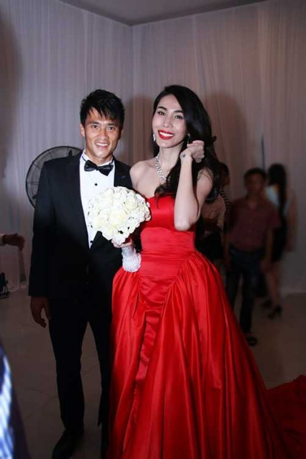 Sao Viet choi lon chon mau vay cuoi mau noi cho ngay trong dai-Hinh-5