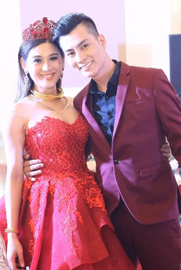 Sao Viet choi lon chon mau vay cuoi mau noi cho ngay trong dai-Hinh-13