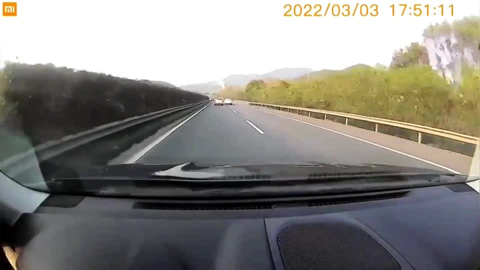 Xe tải bay qua dải phân cách, tông vào ô tô như phim Xe tai bay qua dai phan cach, tong vao o to nhu phim