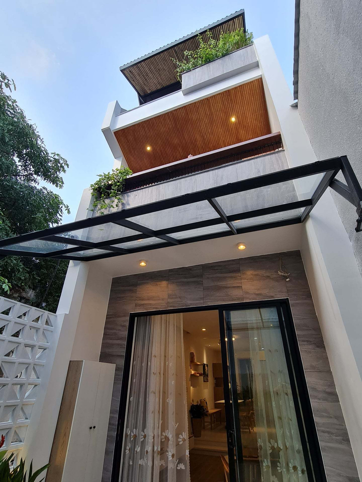 'Ao' nuoi ca, trong hoa sung tren san thuong ngoi nha pho-Hinh-4