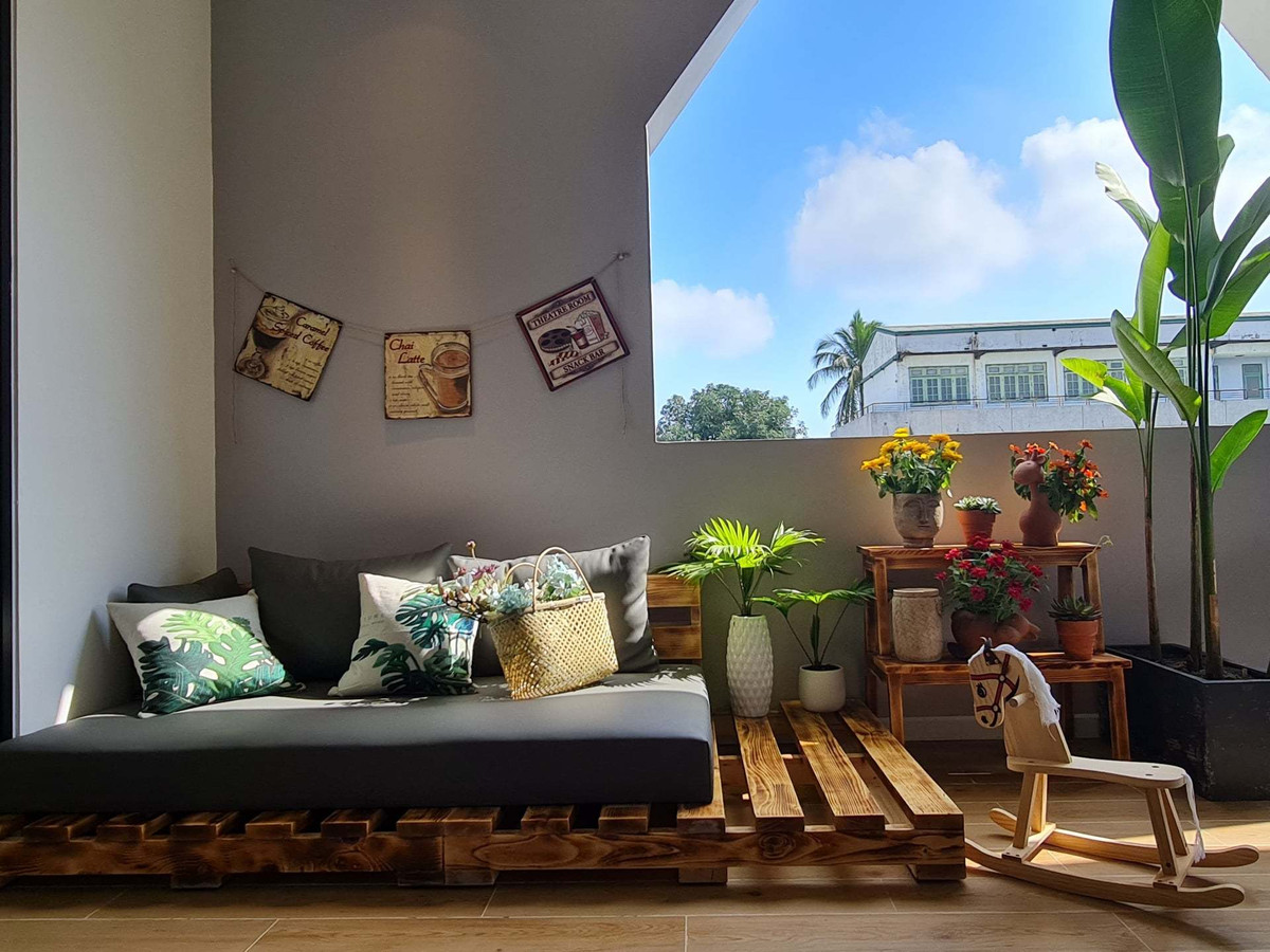 'Ao' nuoi ca, trong hoa sung tren san thuong ngoi nha pho-Hinh-16