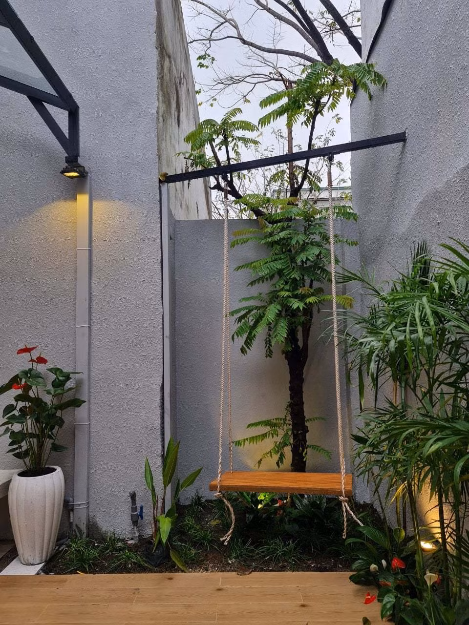 'Ao' nuoi ca, trong hoa sung tren san thuong ngoi nha pho-Hinh-49