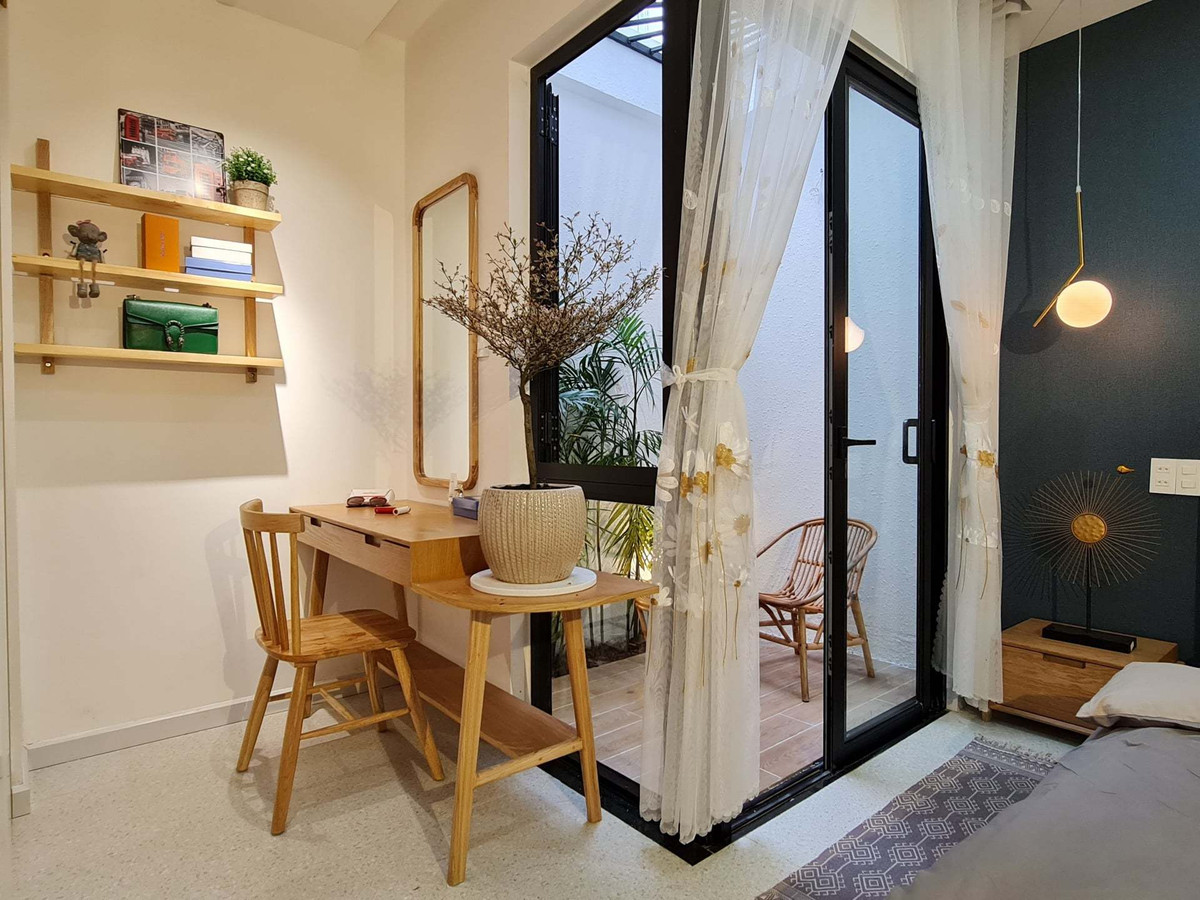 'Ao' nuoi ca, trong hoa sung tren san thuong ngoi nha pho-Hinh-27