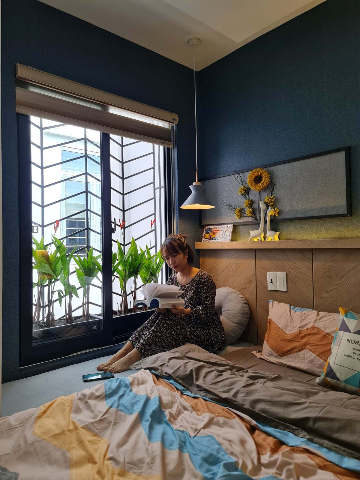 'Ao' nuoi ca, trong hoa sung tren san thuong ngoi nha pho-Hinh-36