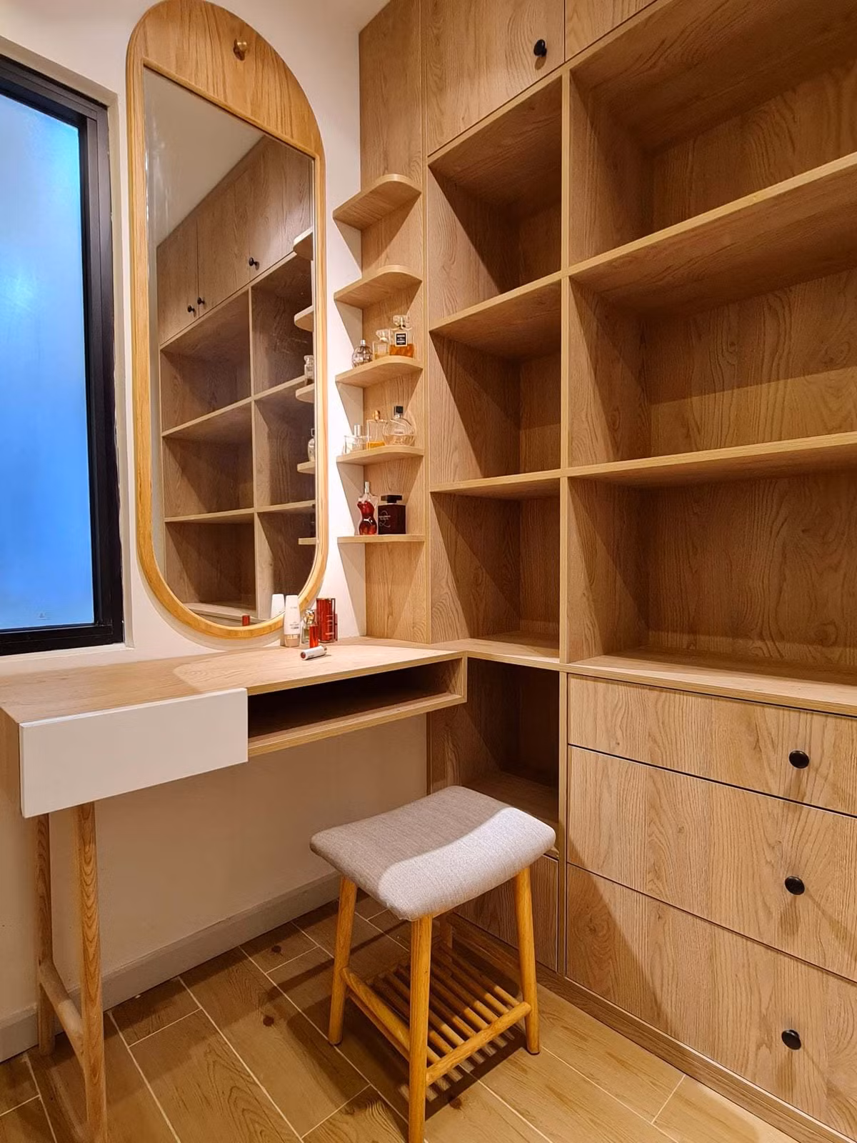 'Ao' nuoi ca, trong hoa sung tren san thuong ngoi nha pho-Hinh-44