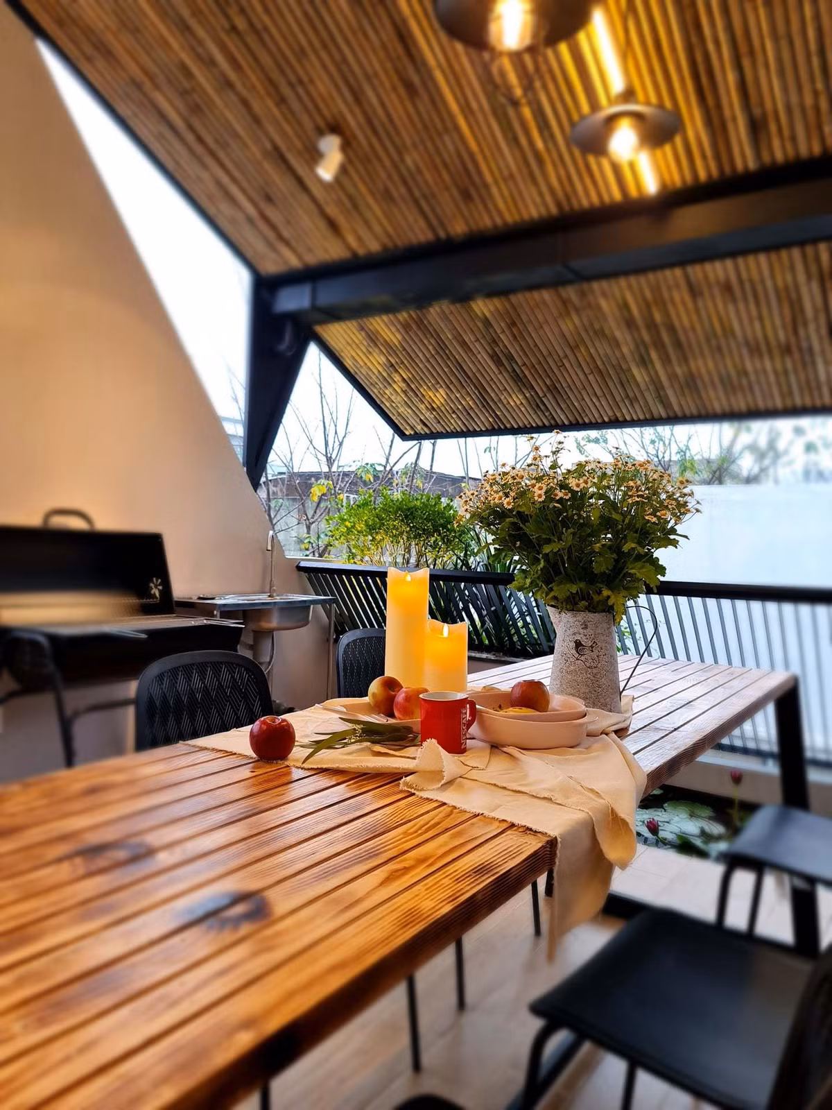 'Ao' nuoi ca, trong hoa sung tren san thuong ngoi nha pho-Hinh-20