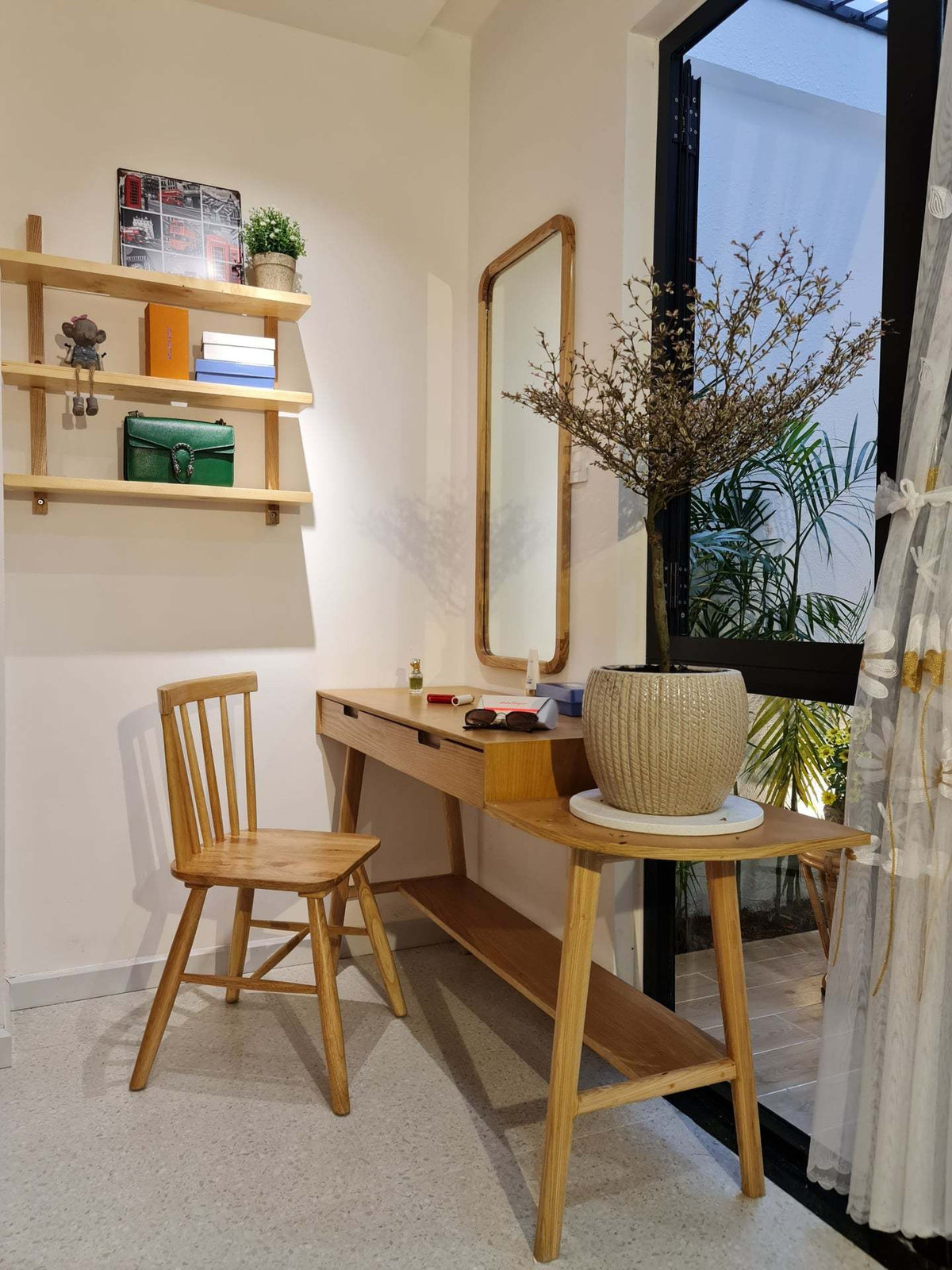 'Ao' nuoi ca, trong hoa sung tren san thuong ngoi nha pho-Hinh-47