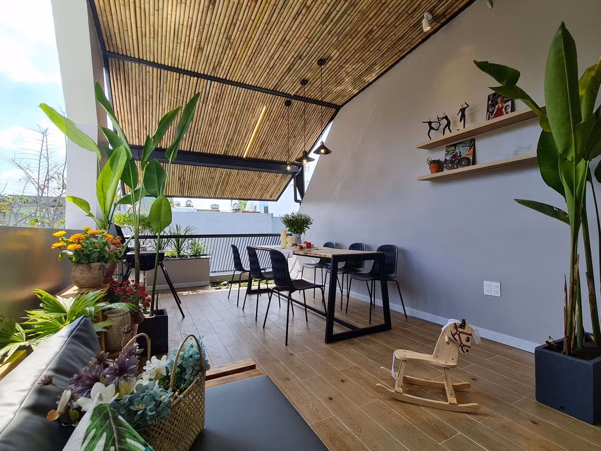 'Ao' nuoi ca, trong hoa sung tren san thuong ngoi nha pho-Hinh-18