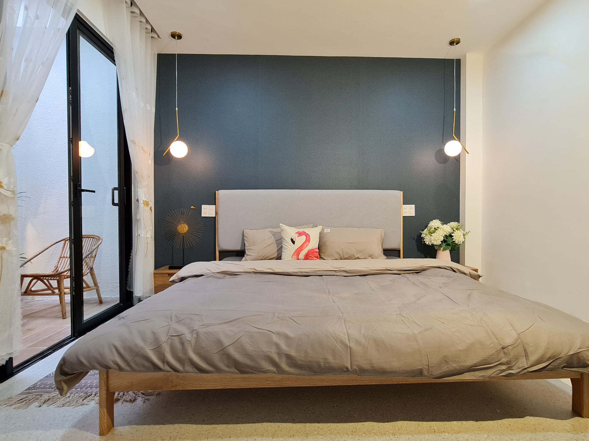 'Ao' nuoi ca, trong hoa sung tren san thuong ngoi nha pho-Hinh-31