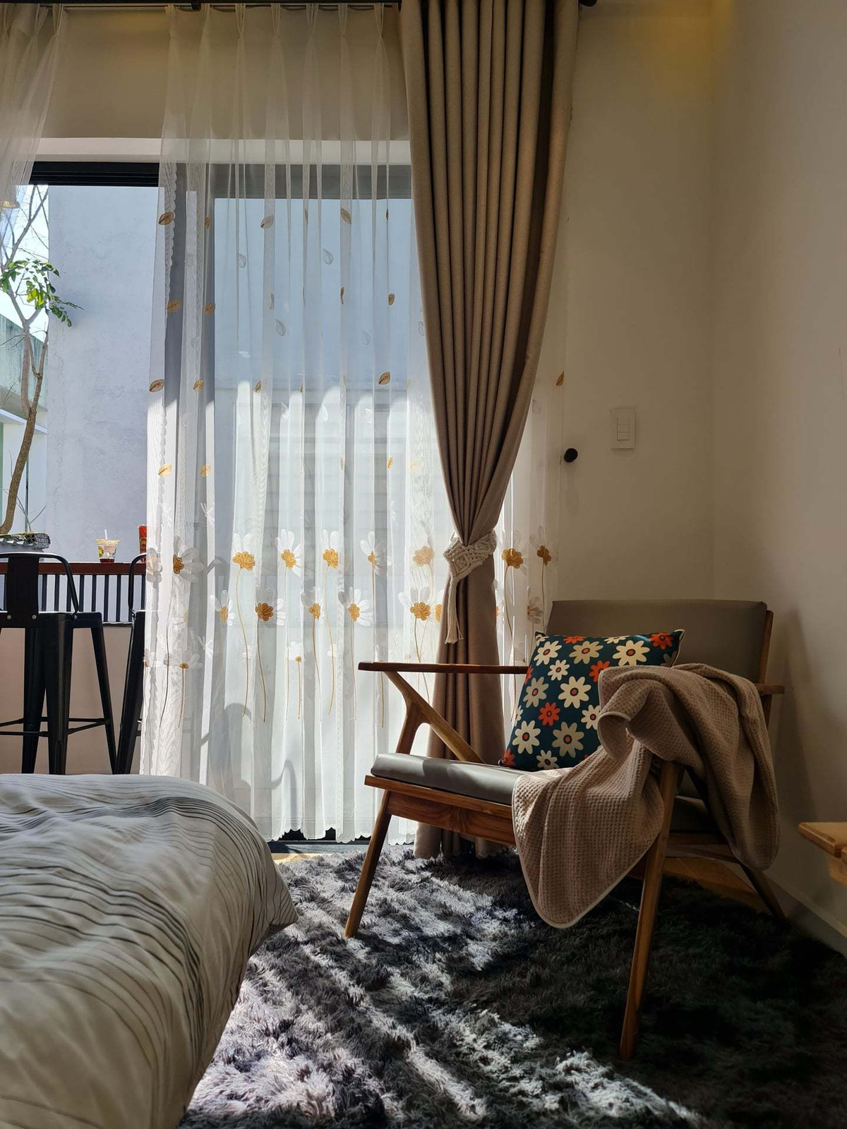 'Ao' nuoi ca, trong hoa sung tren san thuong ngoi nha pho-Hinh-39