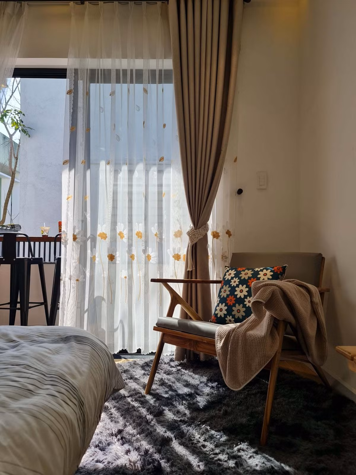 'Ao' nuoi ca, trong hoa sung tren san thuong ngoi nha pho-Hinh-39