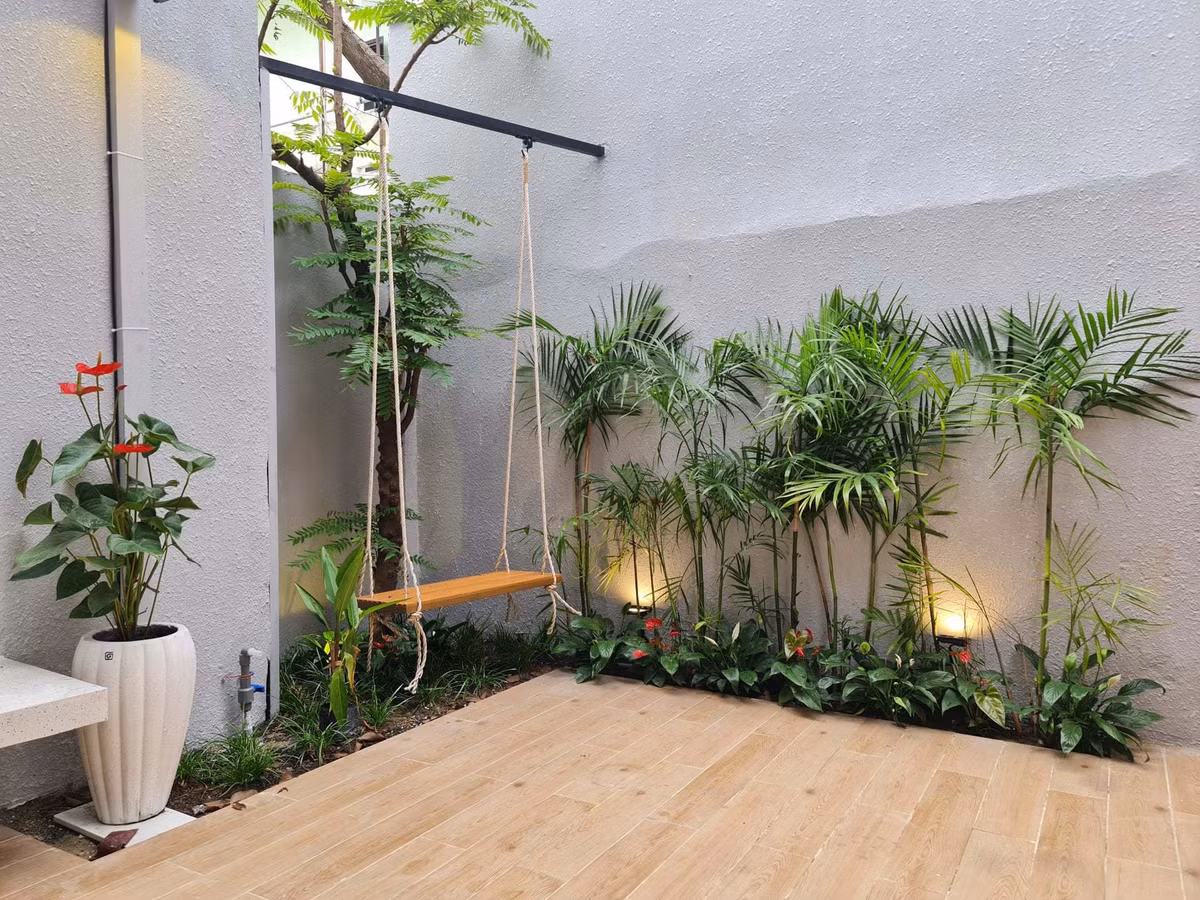 'Ao' nuoi ca, trong hoa sung tren san thuong ngoi nha pho-Hinh-40