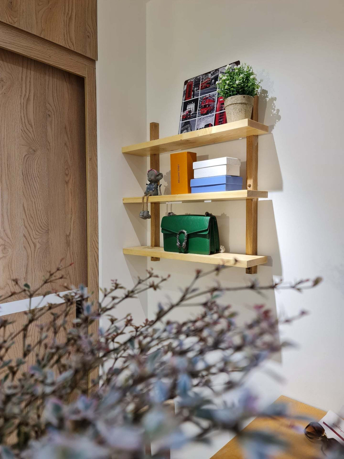 'Ao' nuoi ca, trong hoa sung tren san thuong ngoi nha pho-Hinh-48