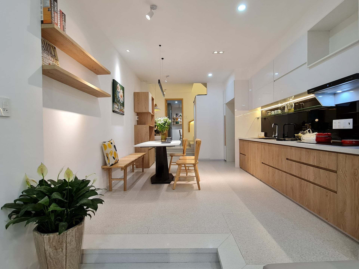 'Ao' nuoi ca, trong hoa sung tren san thuong ngoi nha pho-Hinh-11