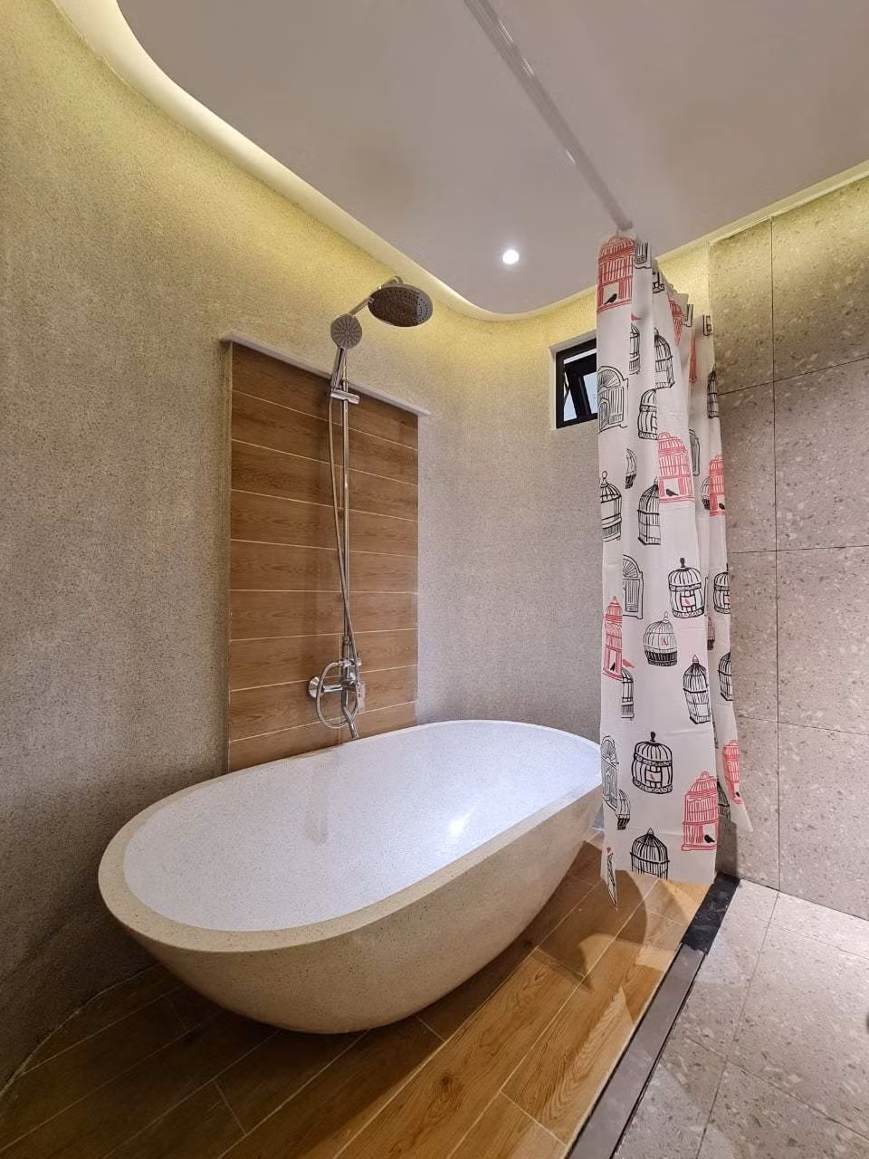 'Ao' nuoi ca, trong hoa sung tren san thuong ngoi nha pho-Hinh-53