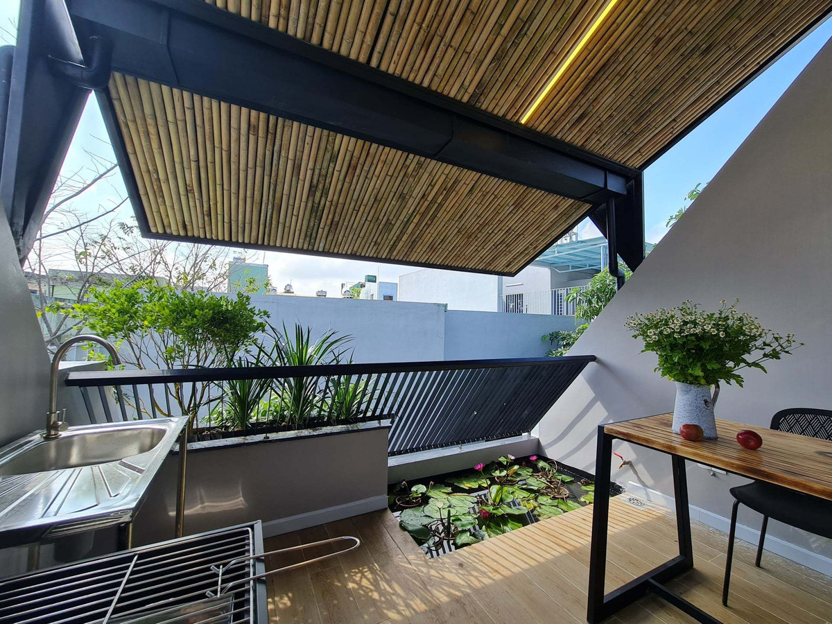 'Ao' nuoi ca, trong hoa sung tren san thuong ngoi nha pho-Hinh-26