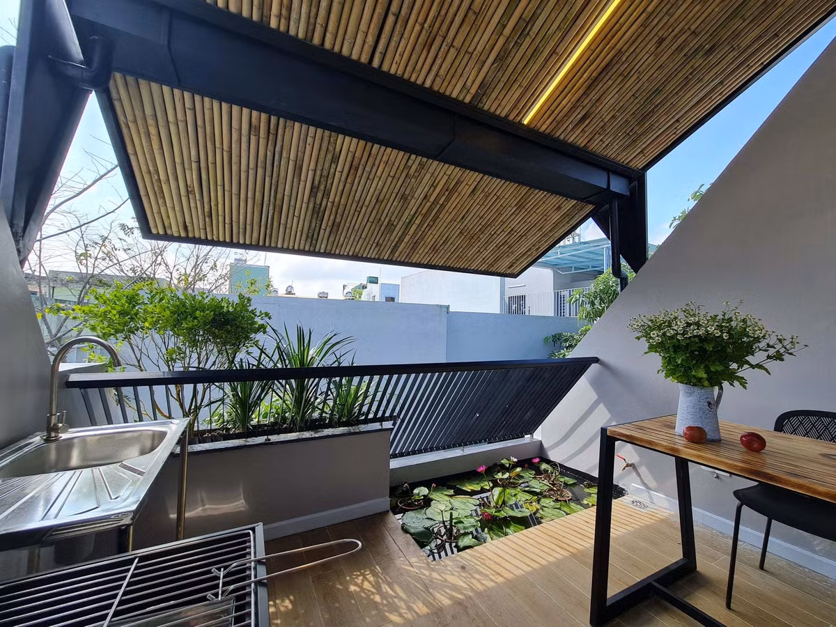 'Ao' nuoi ca, trong hoa sung tren san thuong ngoi nha pho-Hinh-26