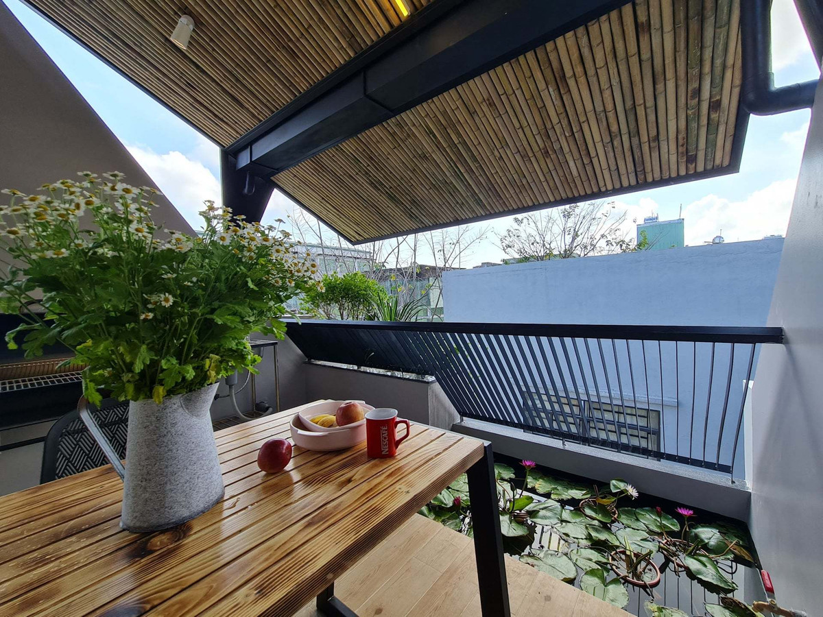 'Ao' nuoi ca, trong hoa sung tren san thuong ngoi nha pho-Hinh-19