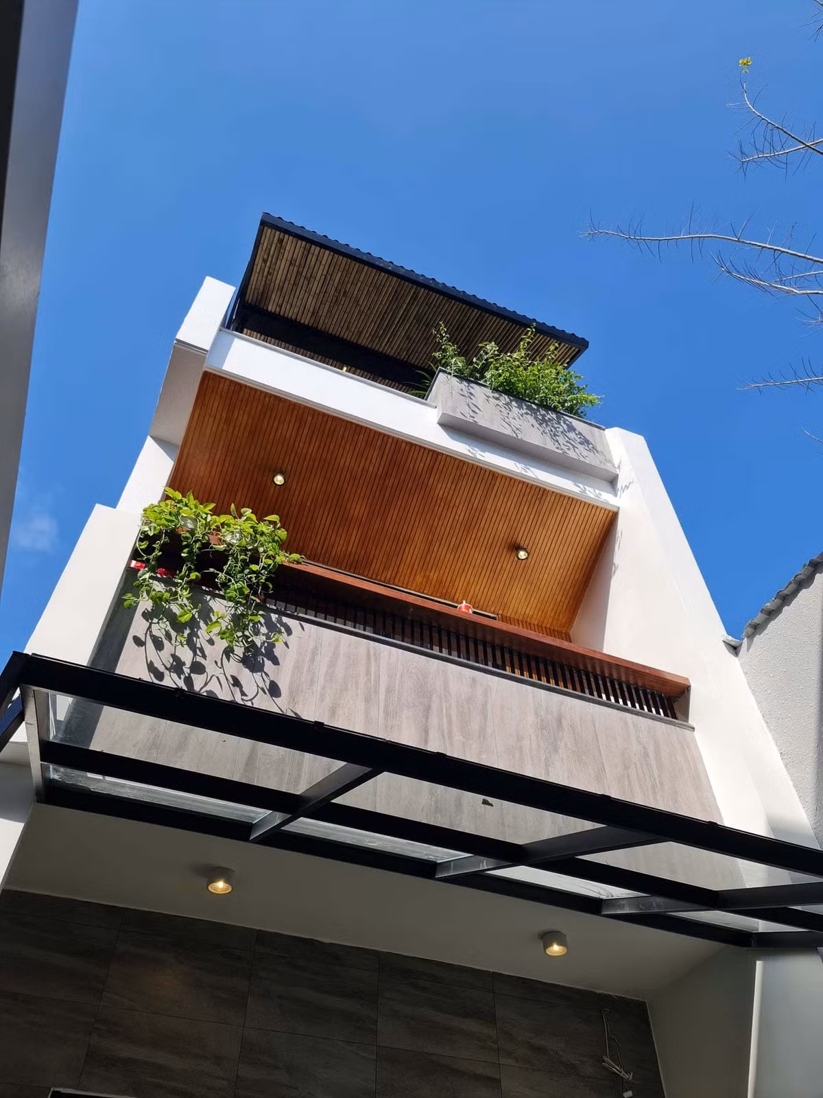 'Ao' nuoi ca, trong hoa sung tren san thuong ngoi nha pho-Hinh-5