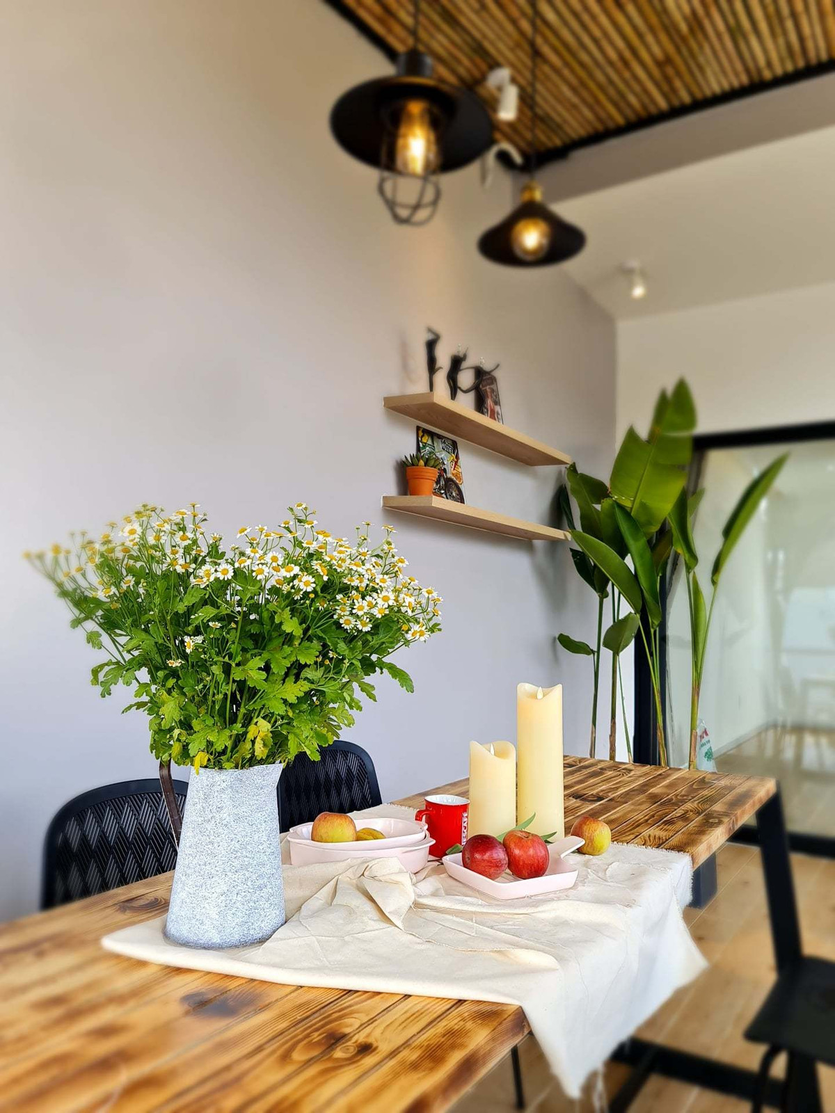 'Ao' nuoi ca, trong hoa sung tren san thuong ngoi nha pho-Hinh-21