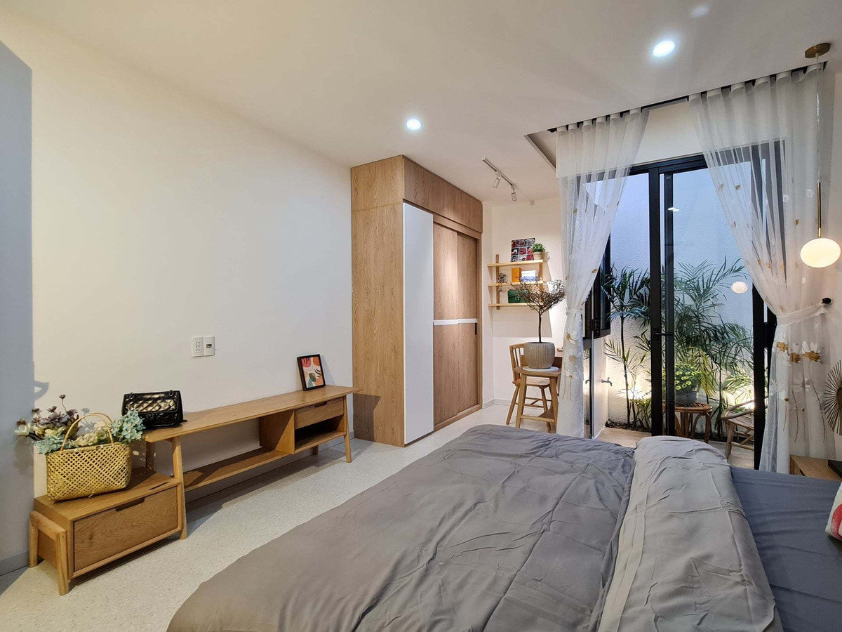 'Ao' nuoi ca, trong hoa sung tren san thuong ngoi nha pho-Hinh-32