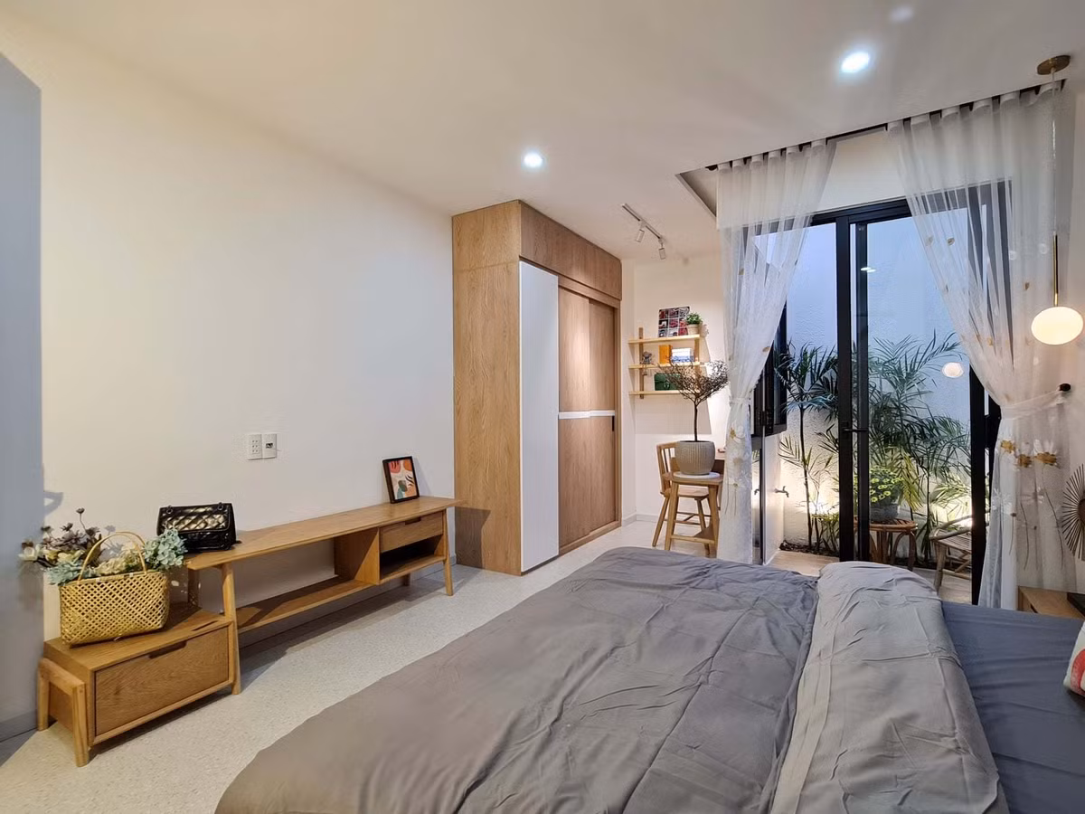 'Ao' nuoi ca, trong hoa sung tren san thuong ngoi nha pho-Hinh-32