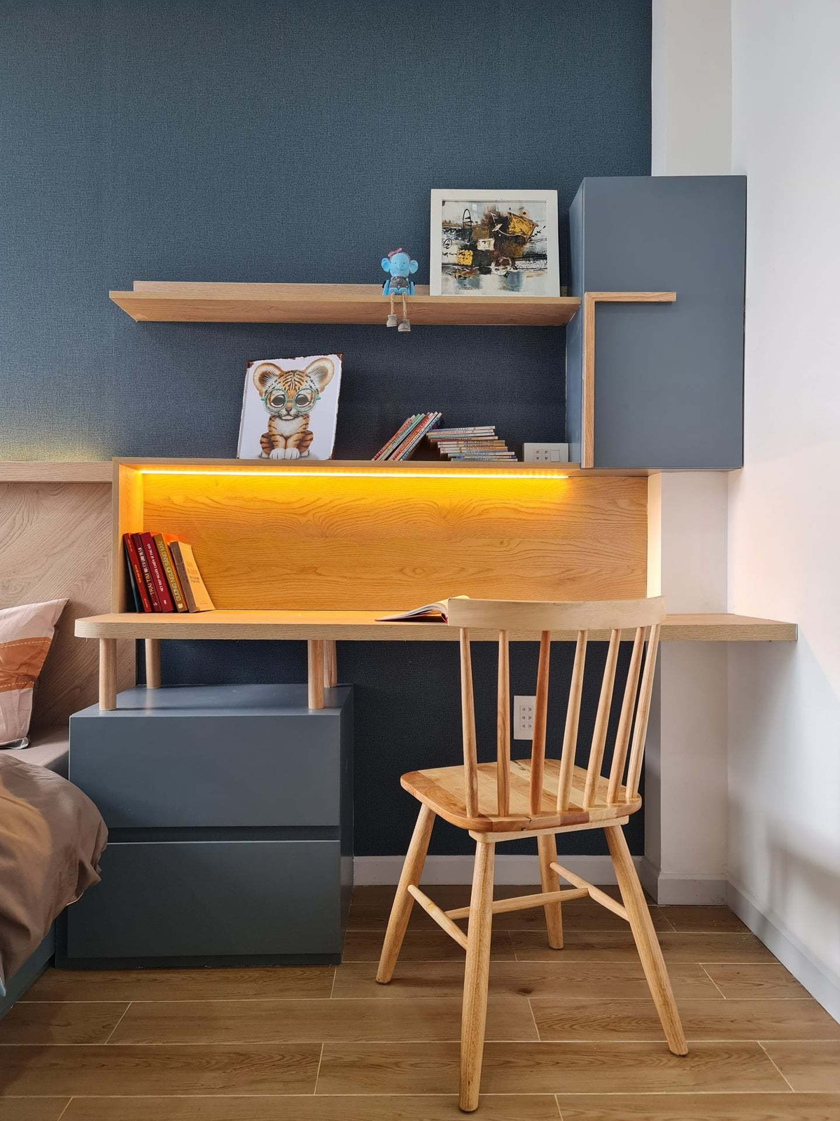 'Ao' nuoi ca, trong hoa sung tren san thuong ngoi nha pho-Hinh-35