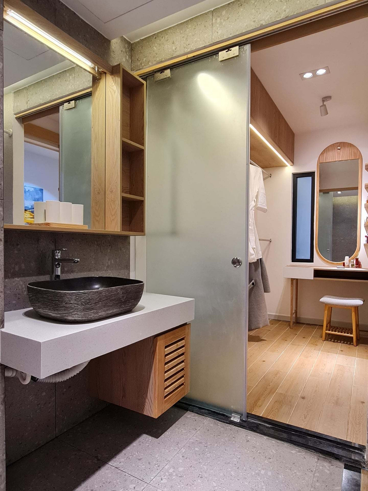 'Ao' nuoi ca, trong hoa sung tren san thuong ngoi nha pho-Hinh-43