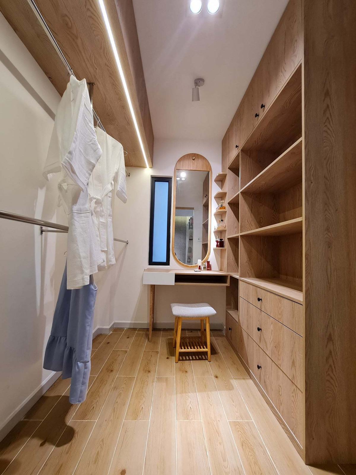 'Ao' nuoi ca, trong hoa sung tren san thuong ngoi nha pho-Hinh-45