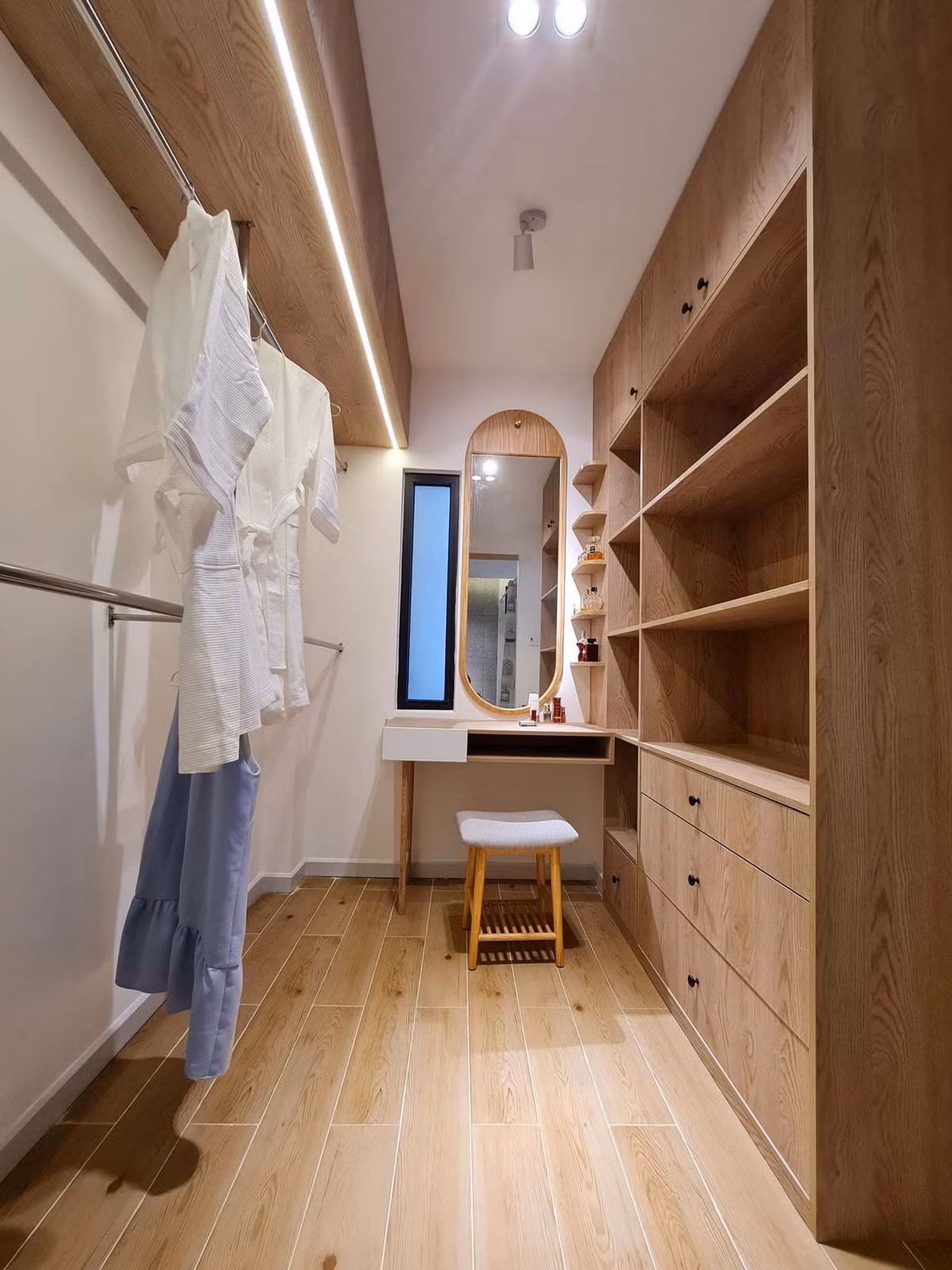 'Ao' nuoi ca, trong hoa sung tren san thuong ngoi nha pho-Hinh-45