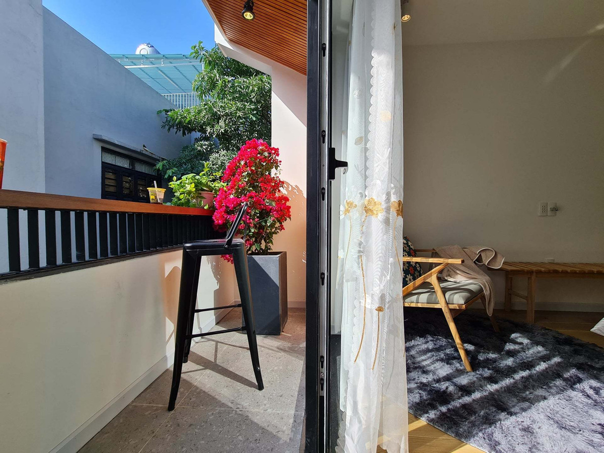 'Ao' nuoi ca, trong hoa sung tren san thuong ngoi nha pho-Hinh-41