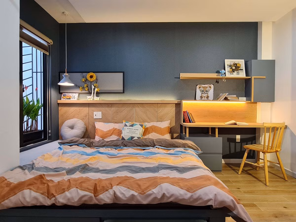 'Ao' nuoi ca, trong hoa sung tren san thuong ngoi nha pho-Hinh-33