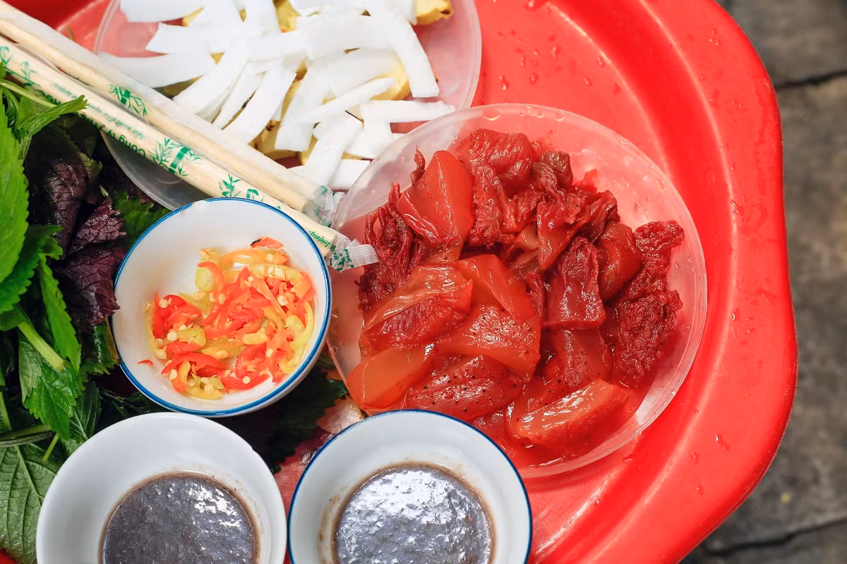 Sứa đỏ là món ăn đường phố yêu thích của người dân thủ đô những ngày hè. Sứa có màu đỏ, trong như thạch. Ăn kèm với món này thường có đậu nướng, cùi dừa cắt miếng, tía tô, kinh giới và chấm ngập trong mắm tôm đã pha. Ảnh: Tuấn Anh. Mục Du lịch - Ẩm thực gửi tới độc giả những tựa sách hay, truyền cảm hứng xê dịch. Không chỉ là những chuyến du lịch đơn thuần, mỗi tác phẩm kể lại hành trình khám phá, học hỏi nhiều điều hay từ những nền văn minh, địa điểm mới của các tác giả.