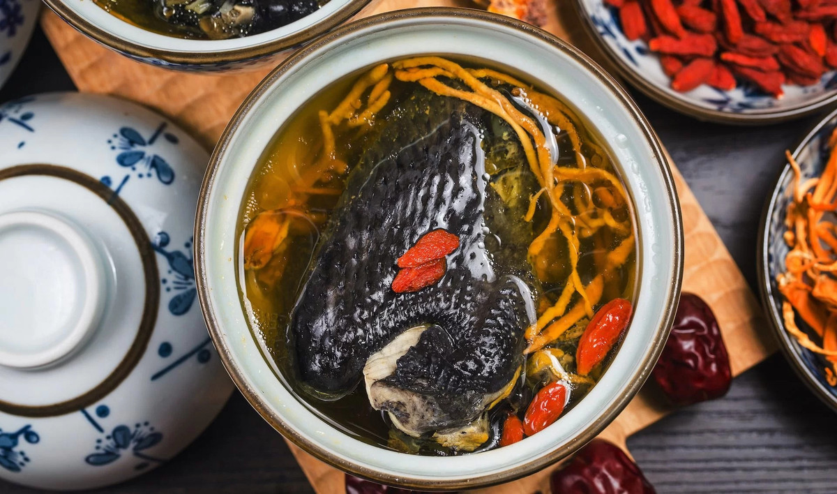 Gà ác tiềm thuốc Bắc là một trong những món ăn bổ dưỡng ở Việt Nam. Sự kết hợp giữa thịt gà ác cùng các vị thuốc Bắc hầm nhừ không chỉ tạo nên món ăn tốt cho sức khỏe mà còn có mùi vị đặc trưng, hấp dẫn nhiều thực khách. Ảnh: Huji.
