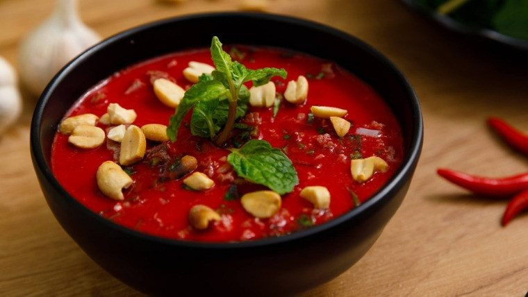 Tiết canh có nguyên liệu chính là máu động vật tươi, pha cùng nước mắm hoặc muối rồi trộn cùng thịt, sụn băm nhỏ. Tuy nhiên, tác giả không khuyến khích du khách thưởng thức quá nhiều món ăn này vì cho rằng nó chứa nhiều vi khuẩn. Ảnh: Traveling to Vietnam.