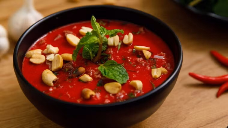 Tiết canh có nguyên liệu chính là máu động vật tươi, pha cùng nước mắm hoặc muối rồi trộn cùng thịt, sụn băm nhỏ. Tuy nhiên, tác giả không khuyến khích du khách thưởng thức quá nhiều món ăn này vì cho rằng nó chứa nhiều vi khuẩn. Ảnh: Traveling to Vietnam.