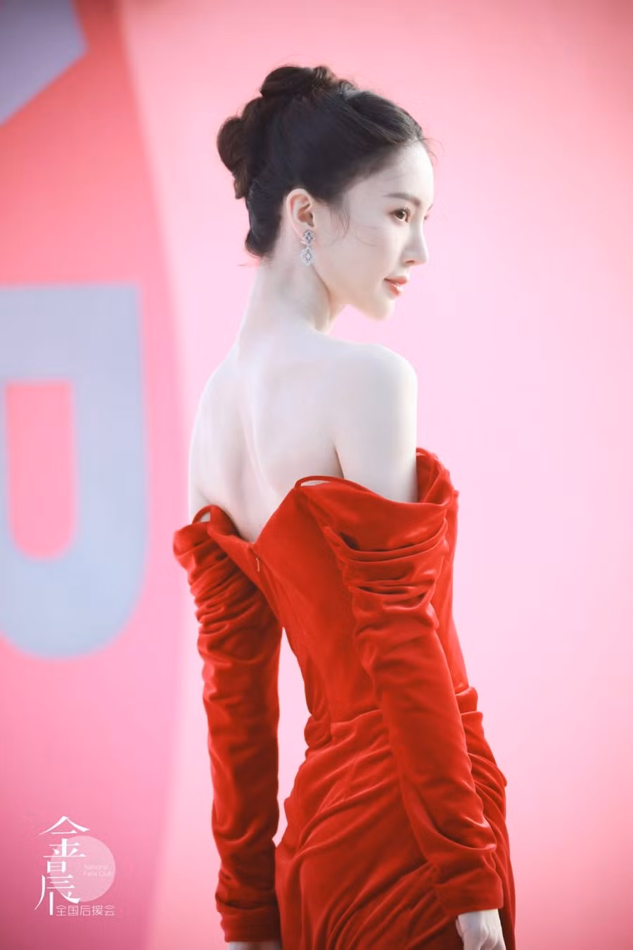 Mỹ nhân Hoa ngữ giấu vai thô, bắp to... nhờ loạt trang phục này - Hình 4 My nhan Hoa ngu giau vai tho, bap to... nho loat trang phuc nay-Hinh-4