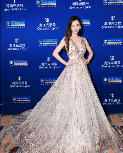 Mỹ nhân Hoa ngữ giấu vai thô, bắp to... nhờ loạt trang phục này - Hình 5 My nhan Hoa ngu giau vai tho, bap to... nho loat trang phuc nay-Hinh-5