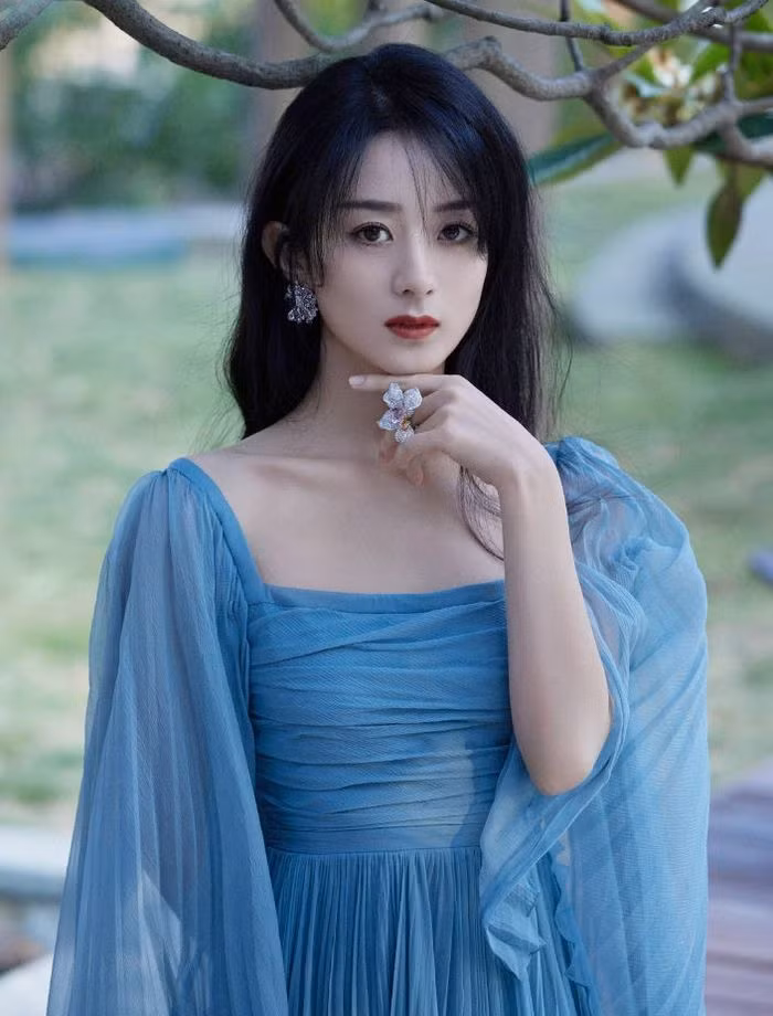 Mỹ nhân Hoa ngữ giấu vai thô, bắp to... nhờ loạt trang phục này - Hình 3 My nhan Hoa ngu giau vai tho, bap to... nho loat trang phuc nay-Hinh-3