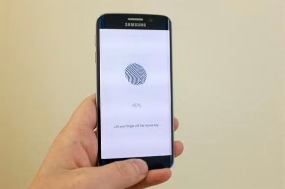 Bat ke loai dien thoai di dong nao, dung mo khoa bang van tay!