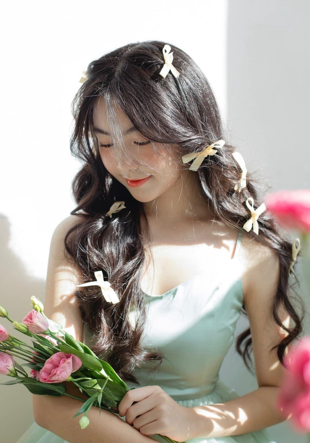 Bên cạnh chương trình văn hóa, cô bé được bố mẹ khuyến khích tham gia các hoạt động ngoại khóa, chơi thể thao phát triển thể chất.