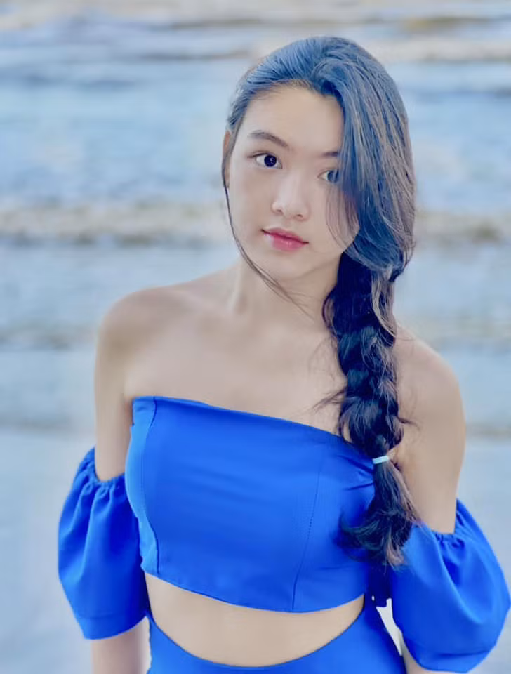 Con gai MC Quyen Linh vai tran, eo thon goi cam o tuoi 16