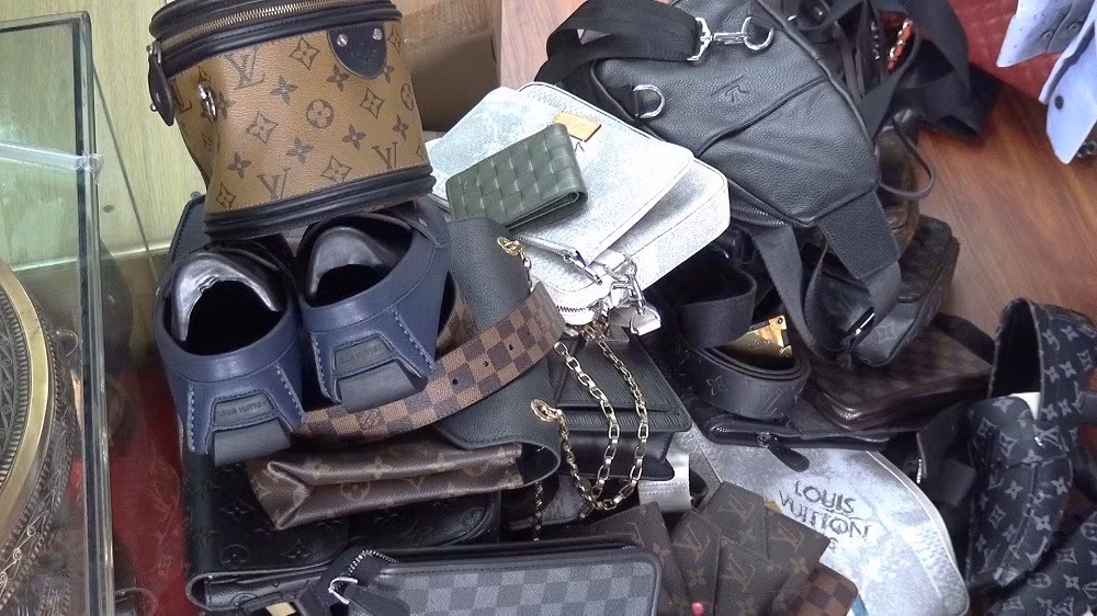Sau Sai Gon Square, them lo hang 200 trieu nghi gia Louis Vuitton, Gucci, Dior