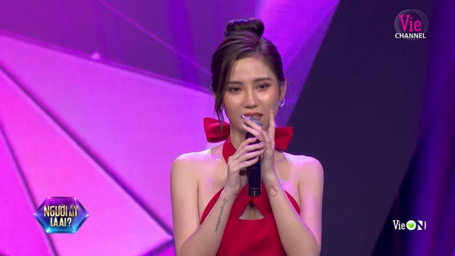 Cap doi LGBT nu - nu cong khai cau hon gay xuc dong