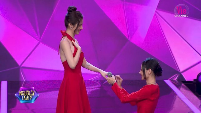 Cap doi LGBT nu - nu cong khai cau hon gay xuc dong-Hinh-3