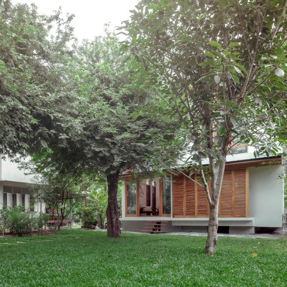 Mới đây trên một page nghiện nhà có chia sẻ gây chú ý. Anh chàng tiết lộ về ngôi nhà nghỉ dưỡng, bao quanh là mảnh vườn xanh mát, không hề có cổng. Đó là một ngôi nhà gần gũi với thiên nhiên.