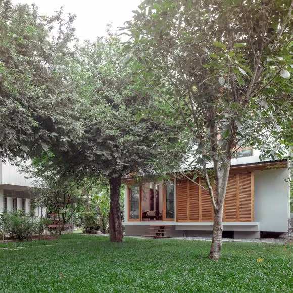 Mới đây trên một page nghiện nhà có chia sẻ gây chú ý. Anh chàng tiết lộ về ngôi nhà nghỉ dưỡng, bao quanh là mảnh vườn xanh mát, không hề có cổng. Đó là một ngôi nhà gần gũi với thiên nhiên.